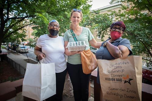 volunteers delivering meals to Samaritan Inns